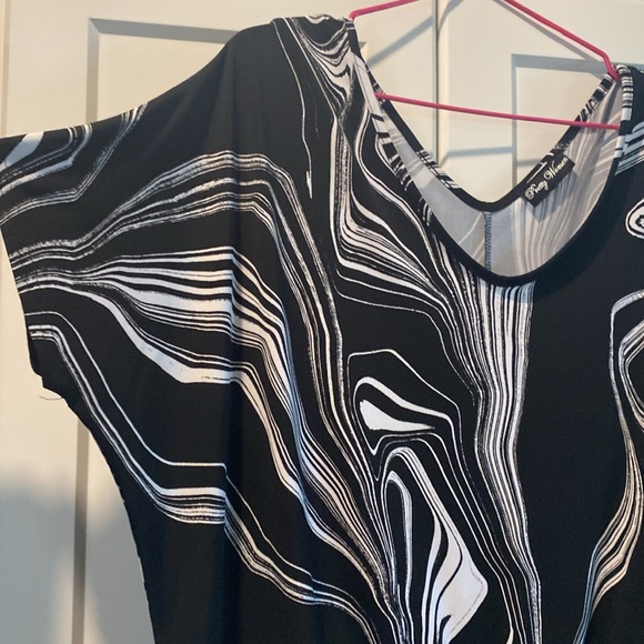 Black and White Blouse by Pretty Woman - Picture 2 of 6